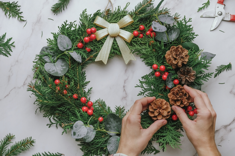 Diy,Xmas,Floral,Decoration.,Hands,Decorating,Christmas,Wreath,With,Pine