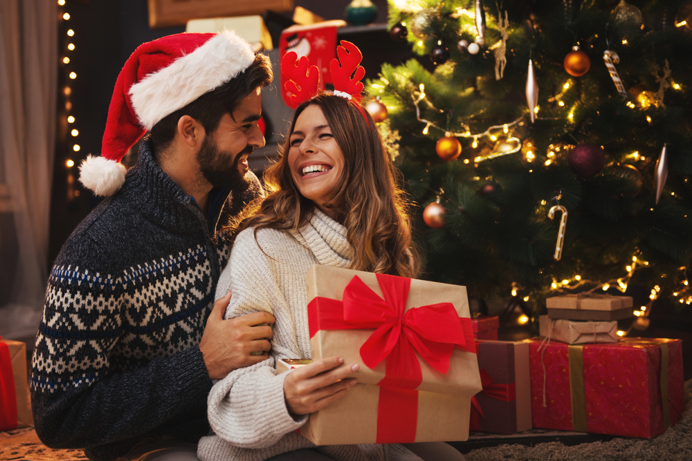 Man,Giving,A,Christmas,Present,To,His,Girlfriend