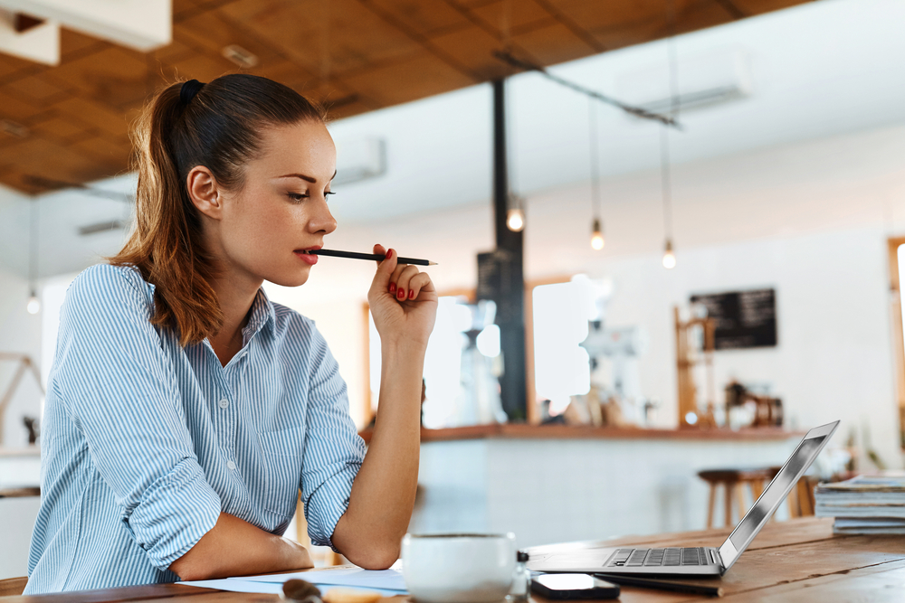 Beautiful,Young,Freelancer,Woman,Using,Laptop,Computer,Sitting,At,Cafe