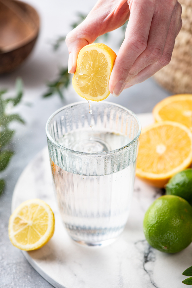 Lemon,Citrus,Water,In,Glass.,Woman,Hand,Squeeze,Lemon,In