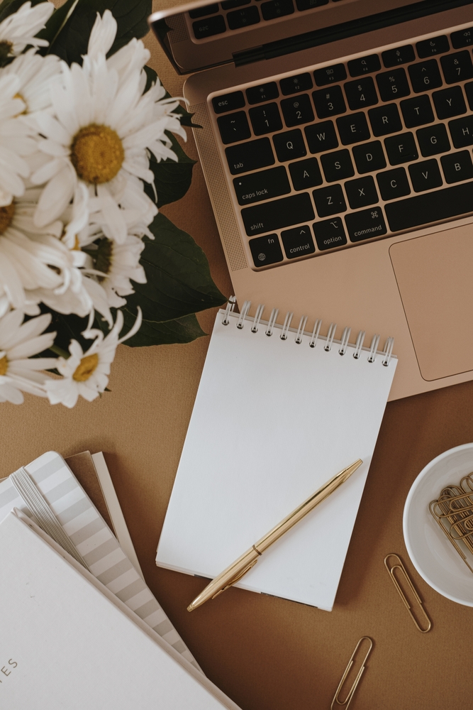 Laptop,,Spiral,Flip,Notebook,,Chamomile,Flowers,Bouquet,On,Neutral,Brown