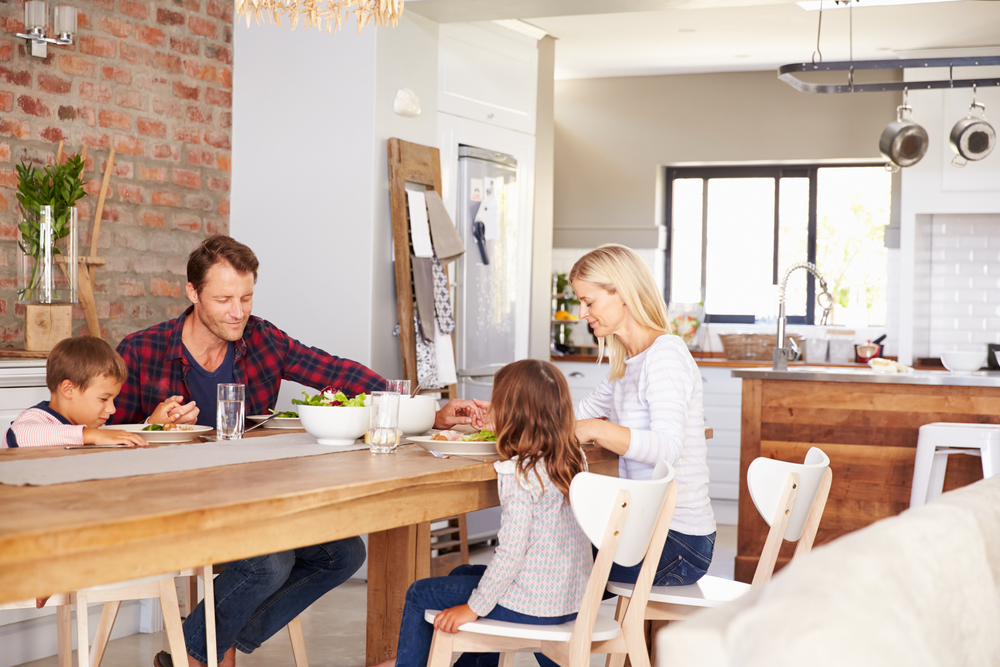 Family,Saying,Grace,Before,Dinner