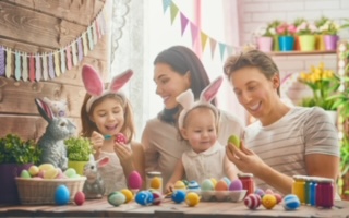 Mother,,Father,And,Daughters,Are,Painting,Eggs.,Happy,Family,Are