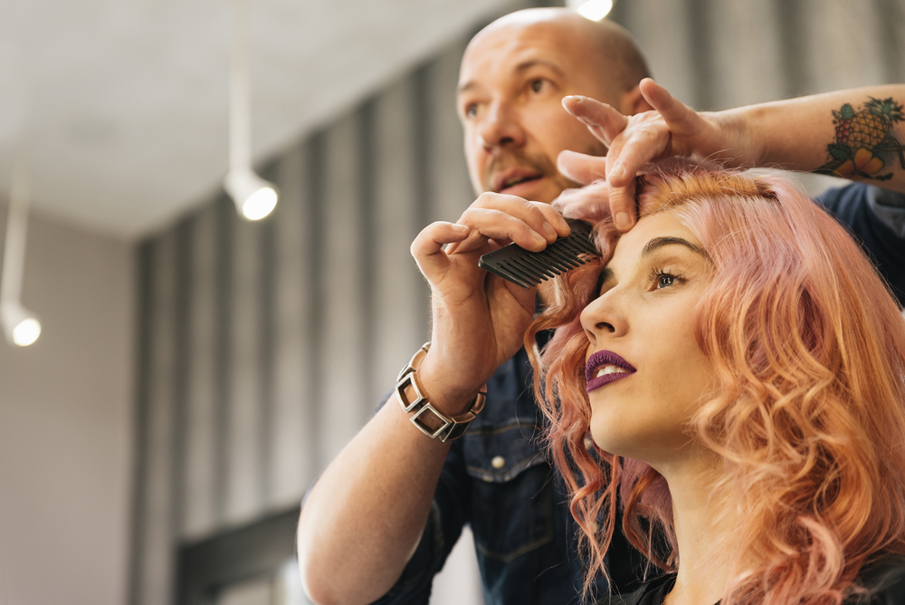 Beautiful,Woman,Getting,Haircut,By,Hairdresser,In,The,Beauty,Salon.