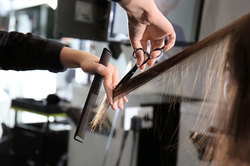 Professional,Stylist,Cutting,Woman's,Hair,In,Salon,,Closeup