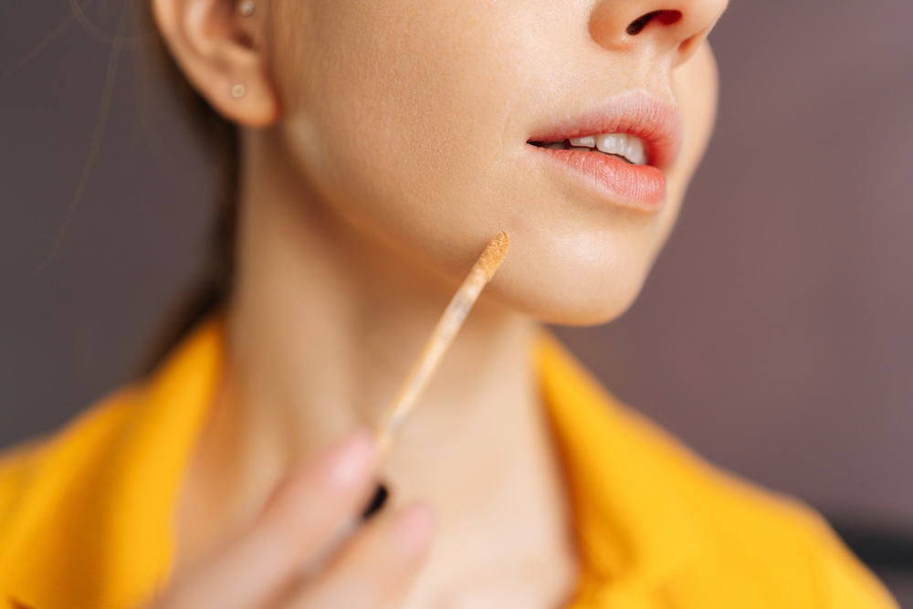 Detail,Close-up,Of,Unrecognizable,Young,Woman,With,Natural,Beauty,Applying