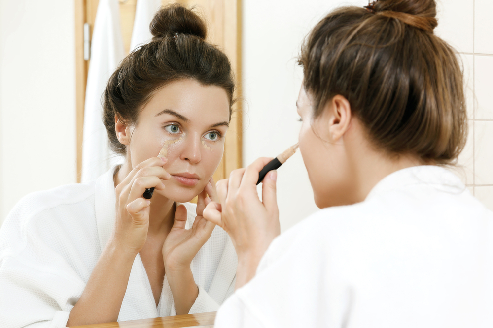 Woman,Using,Concealer,For,Under,Eye,Circles