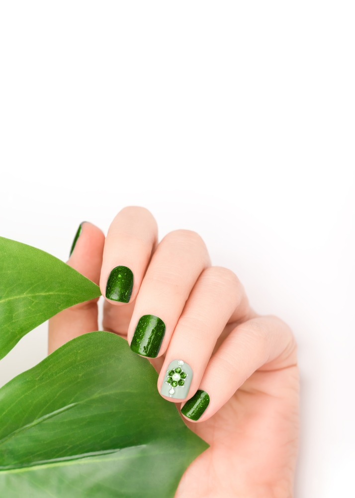 Female,Hand,With,Vacation,Nail,Design.,Glitter,Green,Nail,Polish
