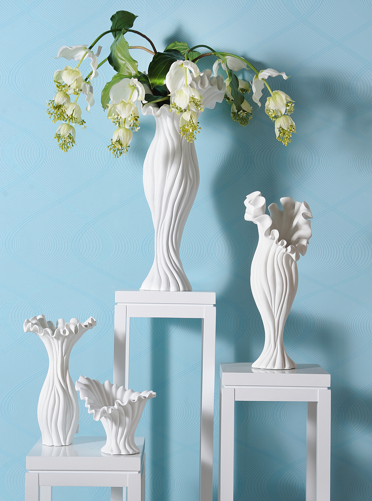 Different,Size,Vases,In,A,Spot,Of,A,Showroom,With