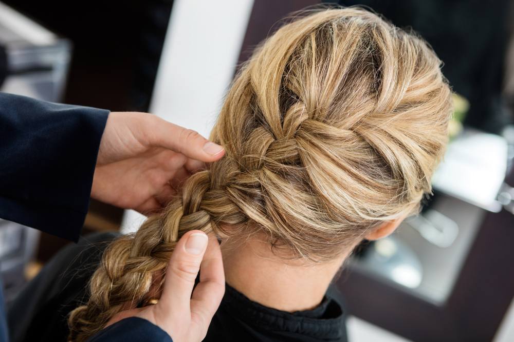 Closeup,Of,Hairstylist's,Hands,Braiding,Client's,Hair