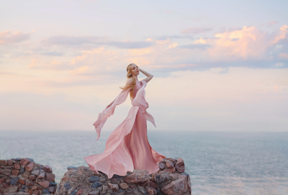 Elegant,Girl,Elf,Blond,Fair,Wavy,Hair,Tiara.,Long,Light