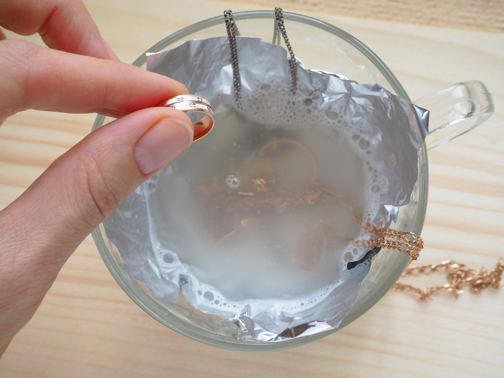 Cleaning,Gold,And,Silver,Jewelry.,Cleaning,Women,Jewelry,Concept.