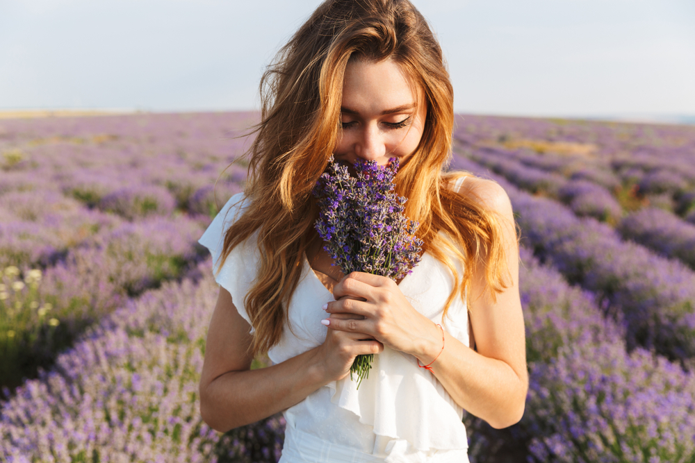 Photo,Of,Caucasian,Young,Woman,In,Dress,Holding,Bouquet,Of