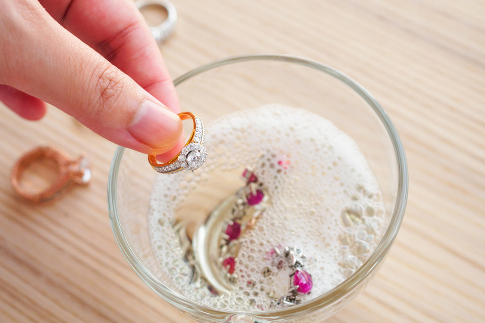 Jeweller,Hand,Cleaning,Vintage,Jewelry,Diamond,Ring,Closeup