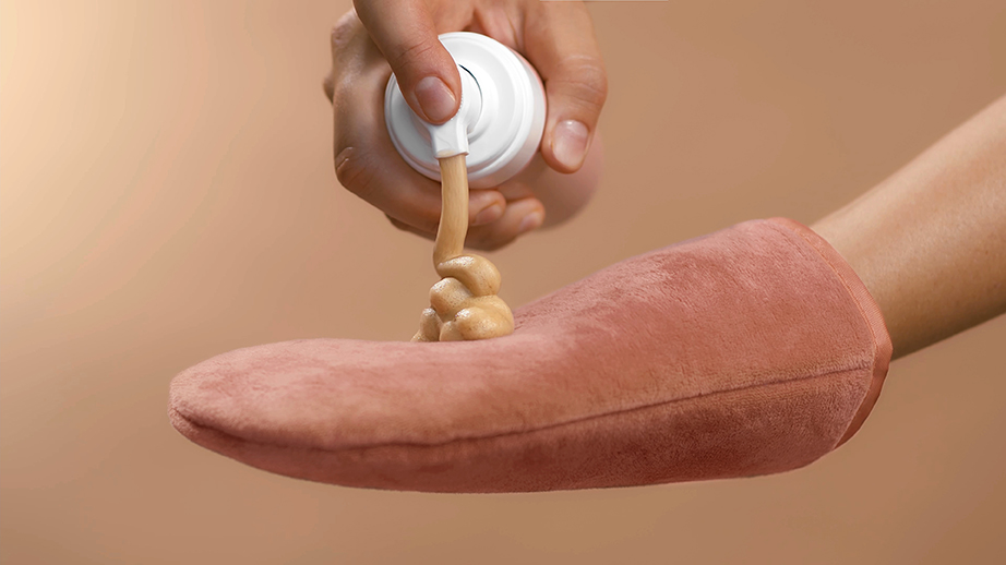 Dosing,Bronzing,Lotion,Or,Tanning,Cream,From,A,Flask,With