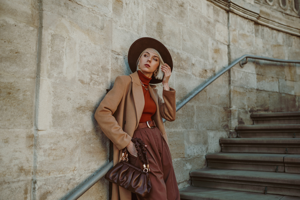Outdoor,Autumn,Fashion,Portrait,Of,Elegant,,Luxury,Woman,Wearing,Trendy