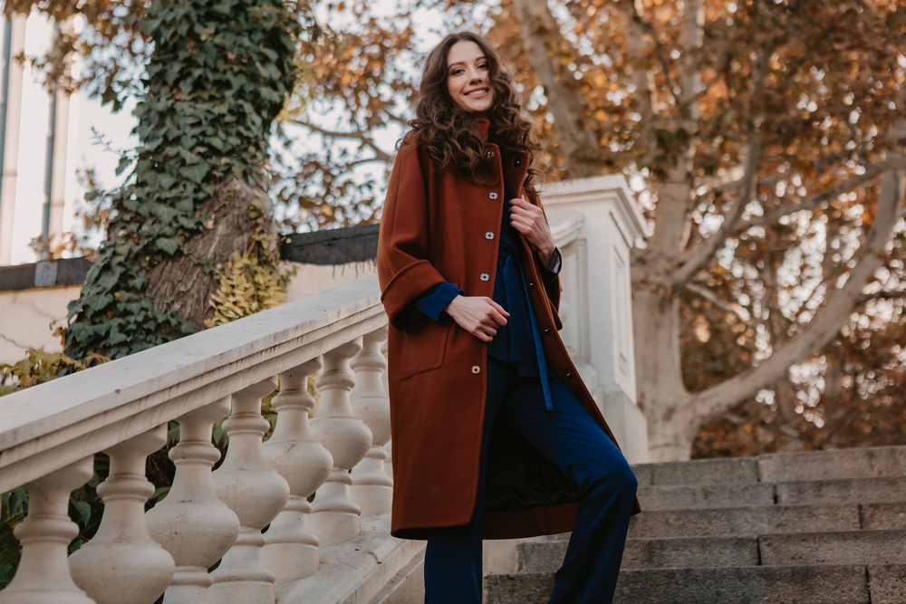 Beautiful,Stylish,Smiling,Skinny,Woman,With,Curly,Hair,Walking,In