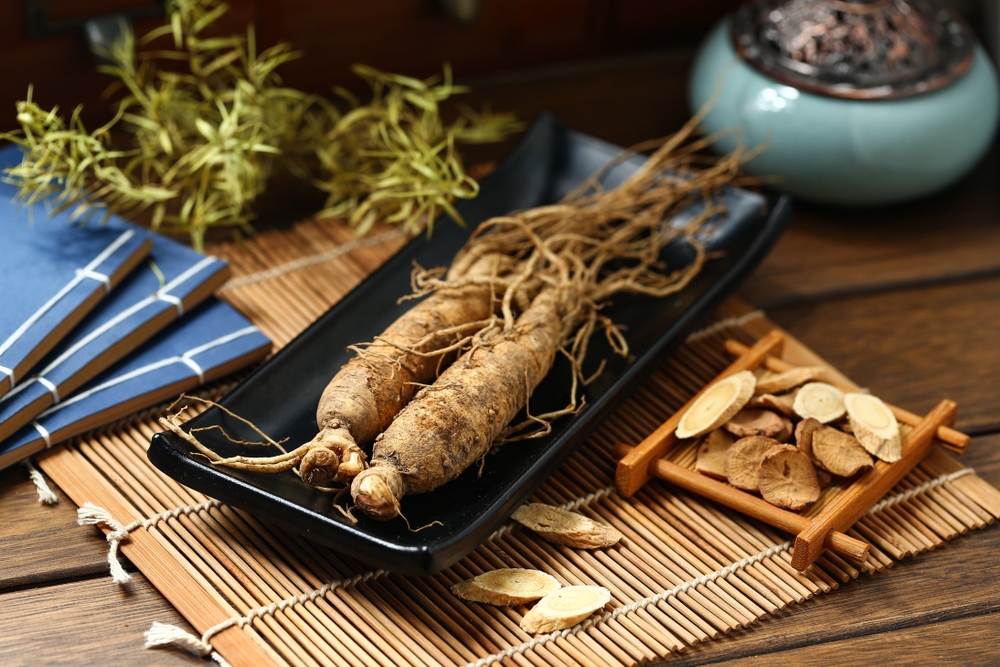 Ginseng,In,Black,Plate,On,Wooden,Table