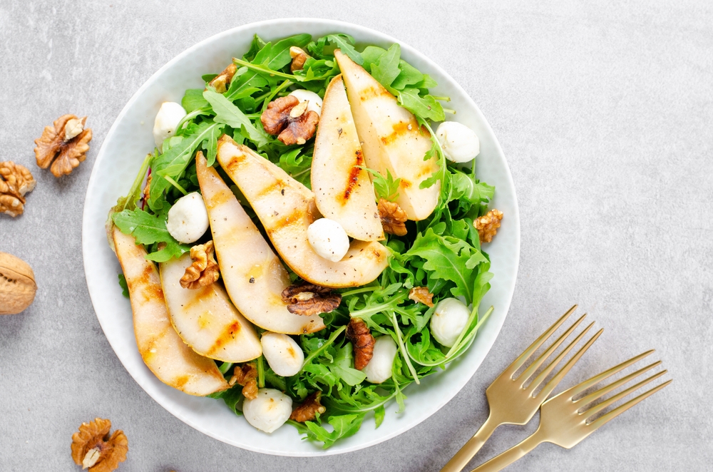 Grilled,Pear,Salad,,Fresh,Salad,With,Pear,,Arugula,,Mozzarella,Pearls,