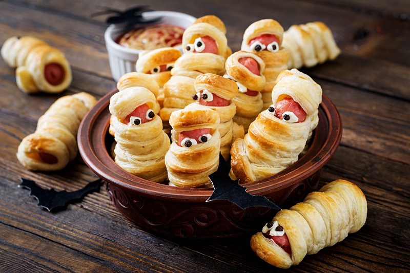 Scary,Sausage,Mummies,In,Dough,With,Funny,Eyes,On,Table.