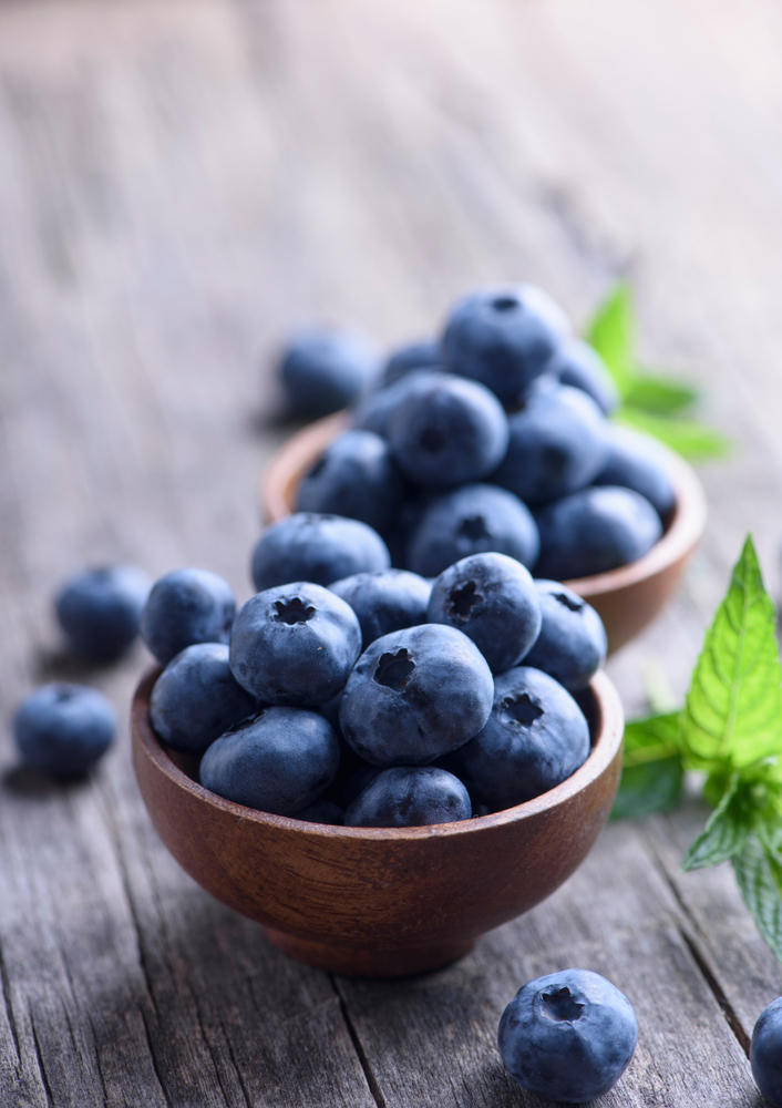 Bowl,Of,Fresh,Blueberries,On,Rustic,Wooden,Table.,Healthy,Organic