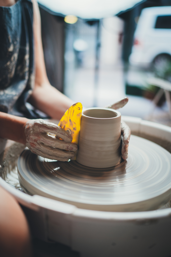 Vertical,Shot,Of,Professional,Ceramic,Artist,Makes,Master,Class,On