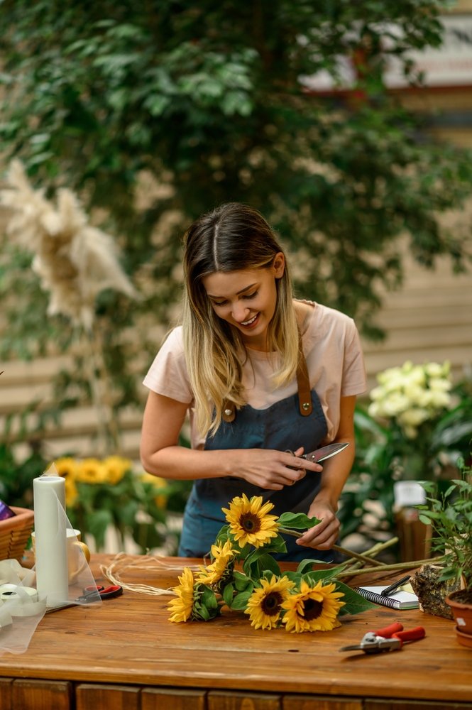 Florist,Woman,Working,In,A,Flower,Shop,And,Standing,At