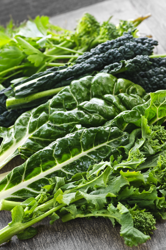 Dark,Green,Leafy,Fresh,Vegetables,On,Cutting,Board