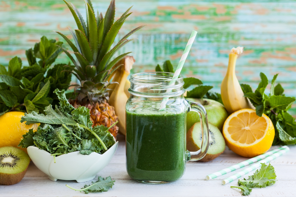 Fresh,Kale,Fruit,Smoothie,In,A,Jar,With,Ingredients