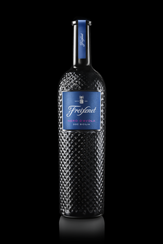 NOVINKA Italské víno Freixenet-nero-davola-med2
