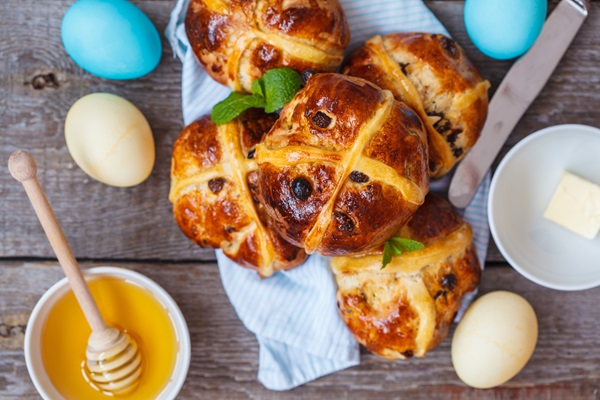 Easter,Cross,Buns,,Decorated,With,Eggs.,Light,Background,,Copy,Space,