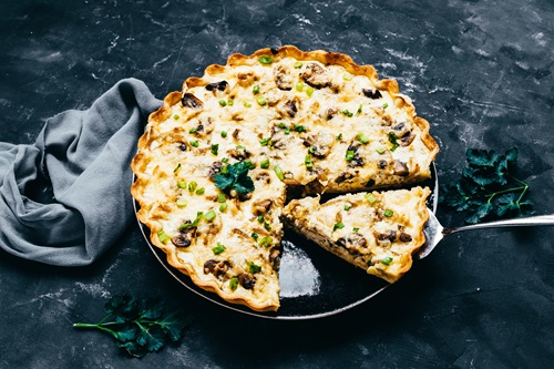 Traditional,French,Quiche,Lorain,With,Chicken,,Mushrooms,,Cheese,And,Parsley