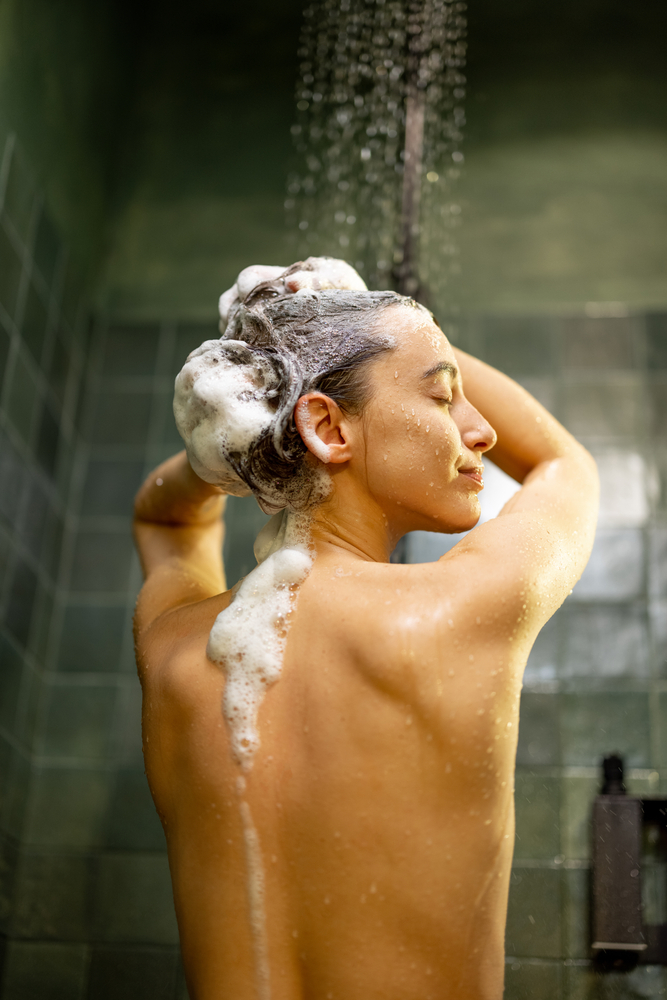 Woman,Staying,Back,In,Shower,Apply,Shampoo,With,Water,Dripping.