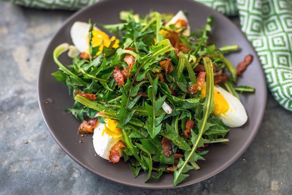 Dandelion,Salad,With,Eggs,And,Bacon