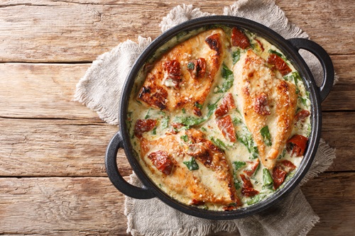 Main,Course,Baked,Chicken,With,Sun-dried,Tomatoes,And,Spinach,In