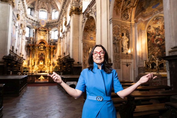 1_Tereza Kramplová ředitelka festivalu Za poklady Broumovska v kostele sv Vojtěcha v klášteře Broumov_foto René Volfík