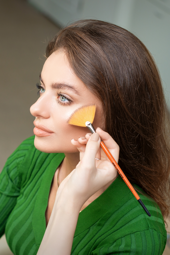 Make,Up,Artist,Applying,Professional,Make,Up,Of,Tonal,Foundation