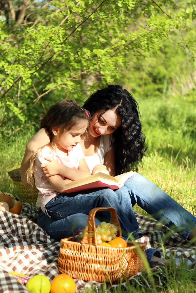 Happy,Mom,And,Daughter.,Picnic,In,The,Green,Park