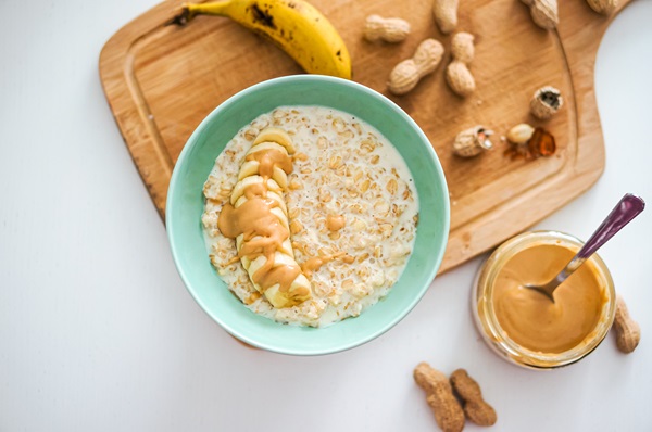 Selective,Focus,Top,View,Of,Tuquoise,Color,Bowl,Of,Oatmeal