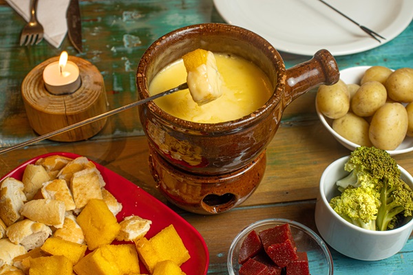 "polenta",Fried,Maize,Flour,Dipped,In,Cream,Of,Cheese,Fondue