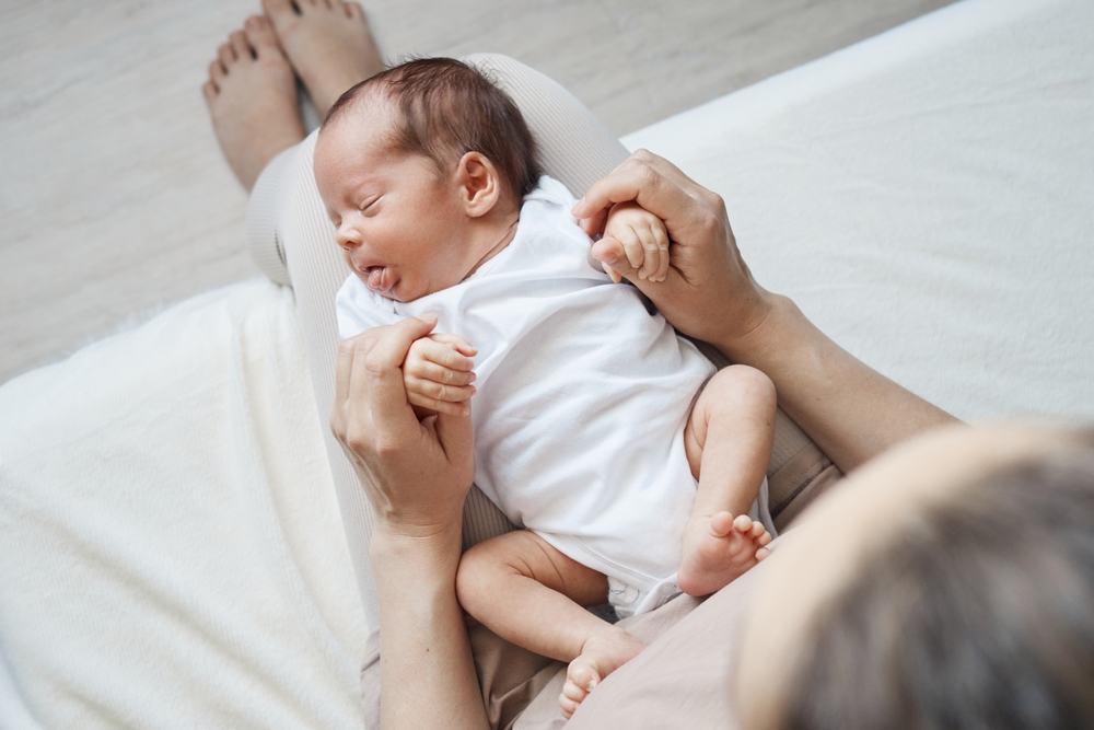 Calm,Newborn,Sleeping,Peacefully,On,His,Mother,Legs,Showing,His