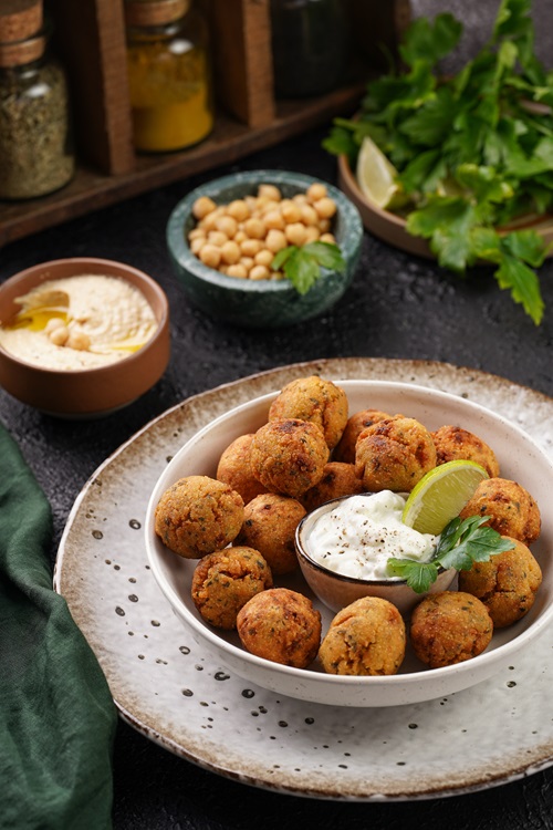 Traditional,Oriental,Chickpea,Deep,Fried,Falafel,In,A,Deep,Bowl