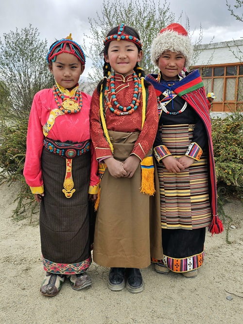 MOST_Tibetske deti v tradicnich krojich