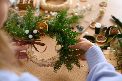 Natural,Christmas,Wreath,In,Progress,On,A,Crafting,Table
