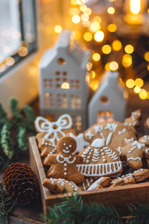 Traditional,Holiday,Homemade,Gingerbread,Cookies,In,A,Vintage,Wooden,Box.