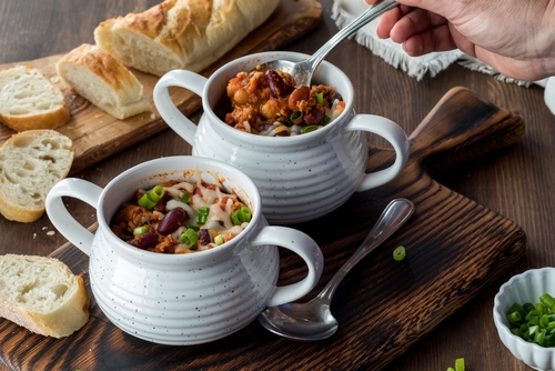 Crocks,Of,Chili,Con,Carne,With,Crusty,Bread,In,Behind.