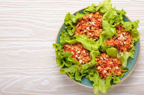 Lettuce,Wraps,Filled,With,Minced,Meat,And,Topped,With,Peanuts