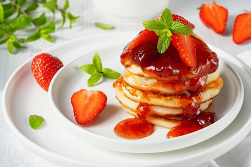 Mini,Pancakes,With,Strawberry,Jam,And,Strawberries