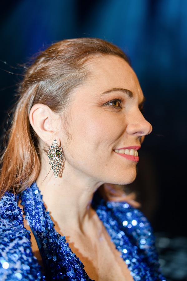 Zlaté náušnice s diamanty a vltavíny z kolekce JK Primavera_Michaela Nosková