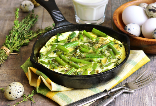 Omelet,With,Asparagus,Bean,And,Thyme,In,A,Frying,Pan.